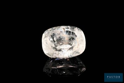 un diamant blanc sur une surface noire, avec un fond noir
