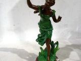 une statue représentant une femme debout sur un socle