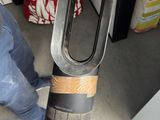un homme qui tient un objet métallique dans la main