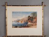 une photo d'un tableau représentant une scène de plage, accroché à un mur