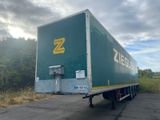 une semi-remorque garée sur le bord de la route