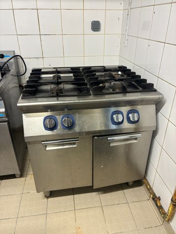 Piano de cuisson quatre feux gaz Electrolux sur placard neutre