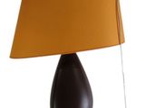 une lampe posée sur une table