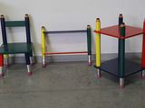 trois chaises et une table fabriquées à partir de crayons