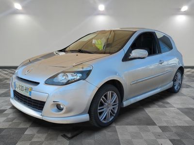 la photo d'une voiture argentée garée dans une salle d'exposition