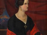 portrait d'une femme en robe noire et rouge