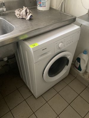 une machine à laver et un sèche-linge dans une petite cuisine