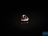 un diamant rose sur une surface noire