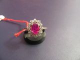 une bague sertie d'une pierre rose sur un fond noir