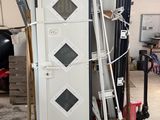 un réfrigérateur blanc posé sur une palette dans un entrepôt