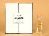 un flacon de parfum Chanel n° 5 EAP à côté d'une boîte de parfum