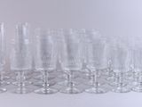 un grand nombre de verres à vin vides posés sur une table