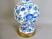 Vase en faïence de Delft, à décor floral bleu sur fond blanc… (photo 2)