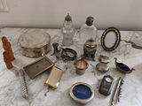 une table en marbre sur laquelle sont posés de nombreux objets