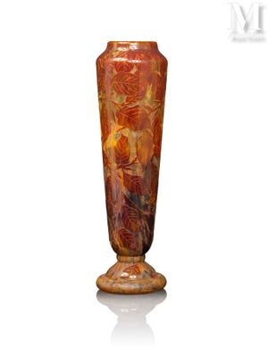 un vase posé sur une surface blanche