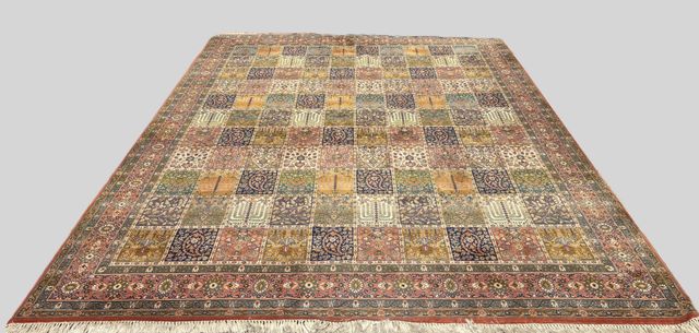 Important tapis. 380 x 295 cm