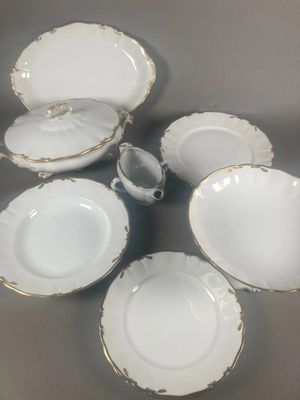 cinq assiettes et un bol posés sur une table