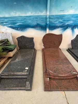 de nombreux types de granits exposés dans un magasin