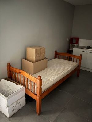 un lit avec un matelas et des cartons dans une chambre