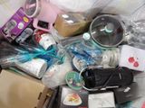 un tas d'objets divers posés sur un lit
