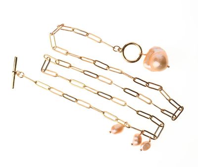 COLLIER en métal doré orné de trois perles baroques dorées d…