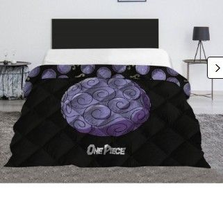 un lit recouvert d'une couette noire et violette
