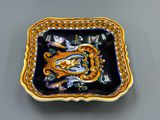 une assiette bleue et jaune ornée d'un motif décoratif