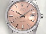 une montre dotée d'un cadran rose