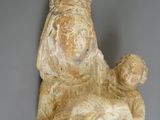 statue d'une femme tenant un enfant dans ses bras