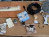 une table en bois sur laquelle se trouvent une horloge et divers objets