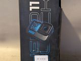 une boîte contenant un téléphone portable, posée sur une table