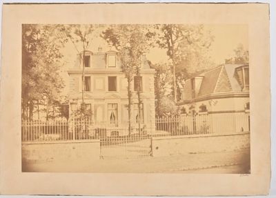 photo d'une photographie aux tons sépia représentant une maison devant laquelle se trouve une clôture