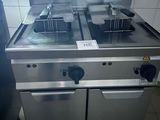 un réchaud en argent muni de deux friteuses, dans une cuisine