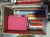 une boîte pleine de livres posée sur une table