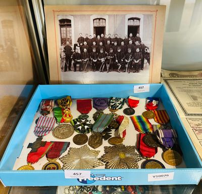 une collection de médailles exposées dans une vitrine
