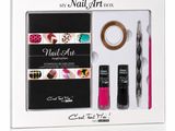 Le coffret de manucure contient un pinceau à ongles, du vernis à ongles et une lime à ongles.