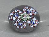 une photo d'une perle de verre ornée de fleurs bleues et blanches