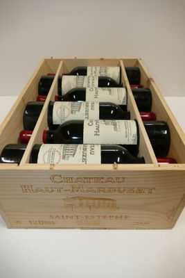 six bouteilles de vin dans un coffret en bois