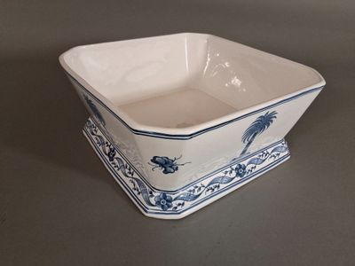 a blue and white bowl with a dragon design on it