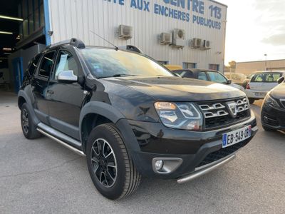 une photo d'un pick-up noir garé devant un immeuble