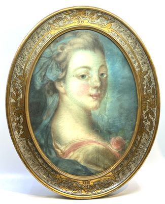 portrait d'une jeune femme en robe bleue, avec une rose dans les cheveux