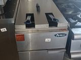 une cuisinière et un four en argent dans une cuisine