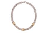 un gros plan d'un collier en argent et en or sur fond blanc