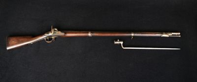 un fusil avec un canon en bois et une poignée en métal