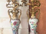 deux vases posés sur une table