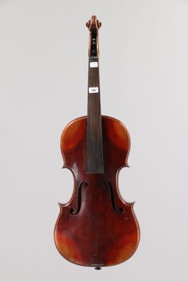 un vieux violon suspendu à une ficelle accrochée au mur