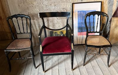 trois chaises placées les unes à côté des autres sur un plancher en bois
