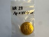une pièce d'or dans un sachet en plastique posé sur une surface blanche