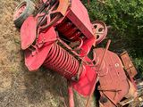 un tracteur rouge garé à flanc de colline