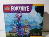 La boîte du Lego Fortie est posée sur la table.